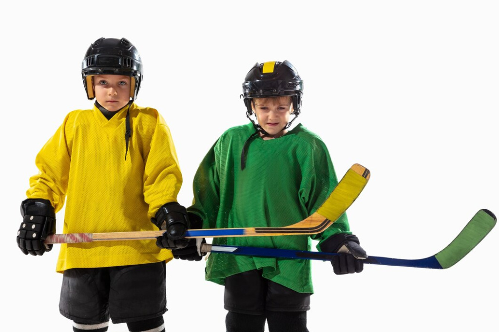 little-hockey-players-with-sticks-ice-court-white-studio-wall_155003-35593.jpg